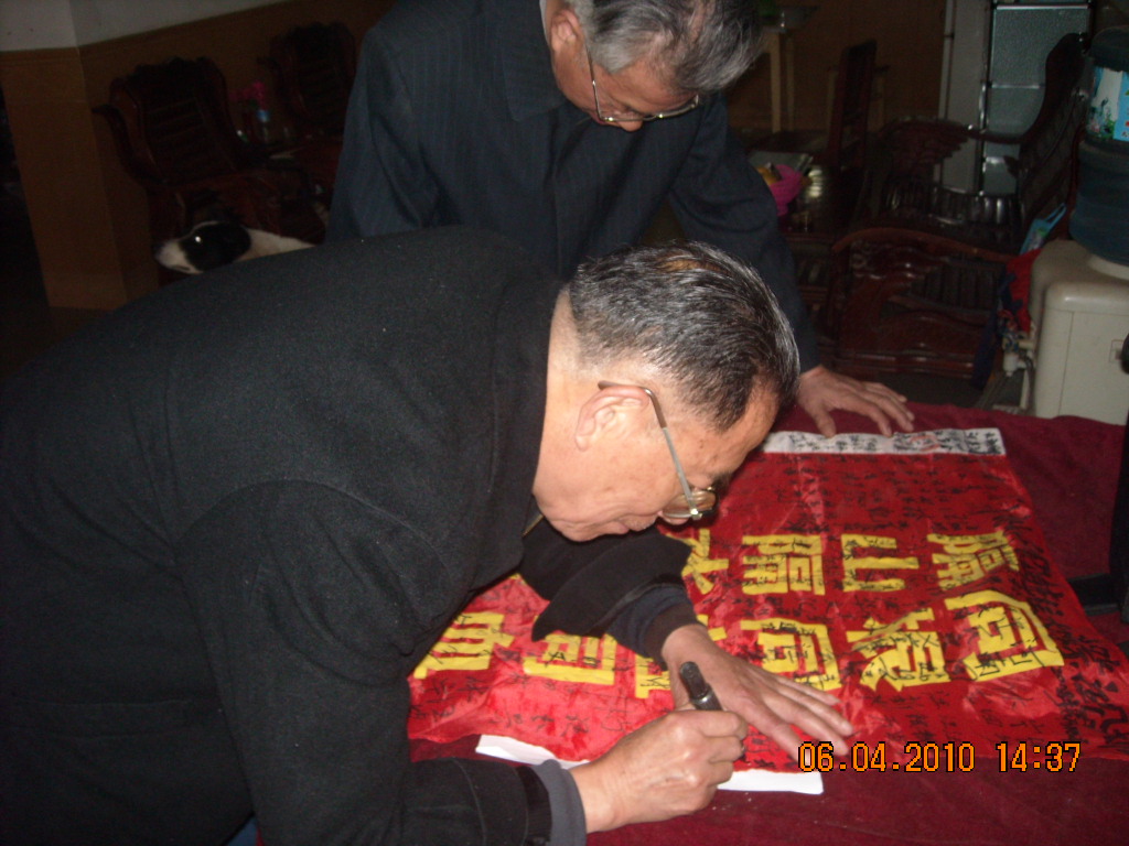 在千里单骑旗帜上签名留念