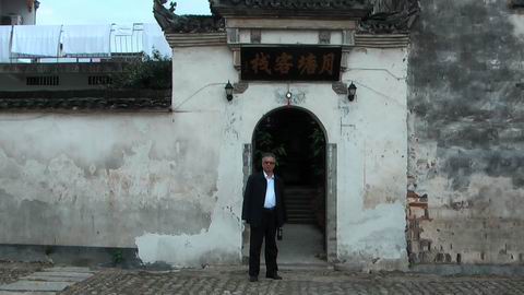 在月塘客栈门口