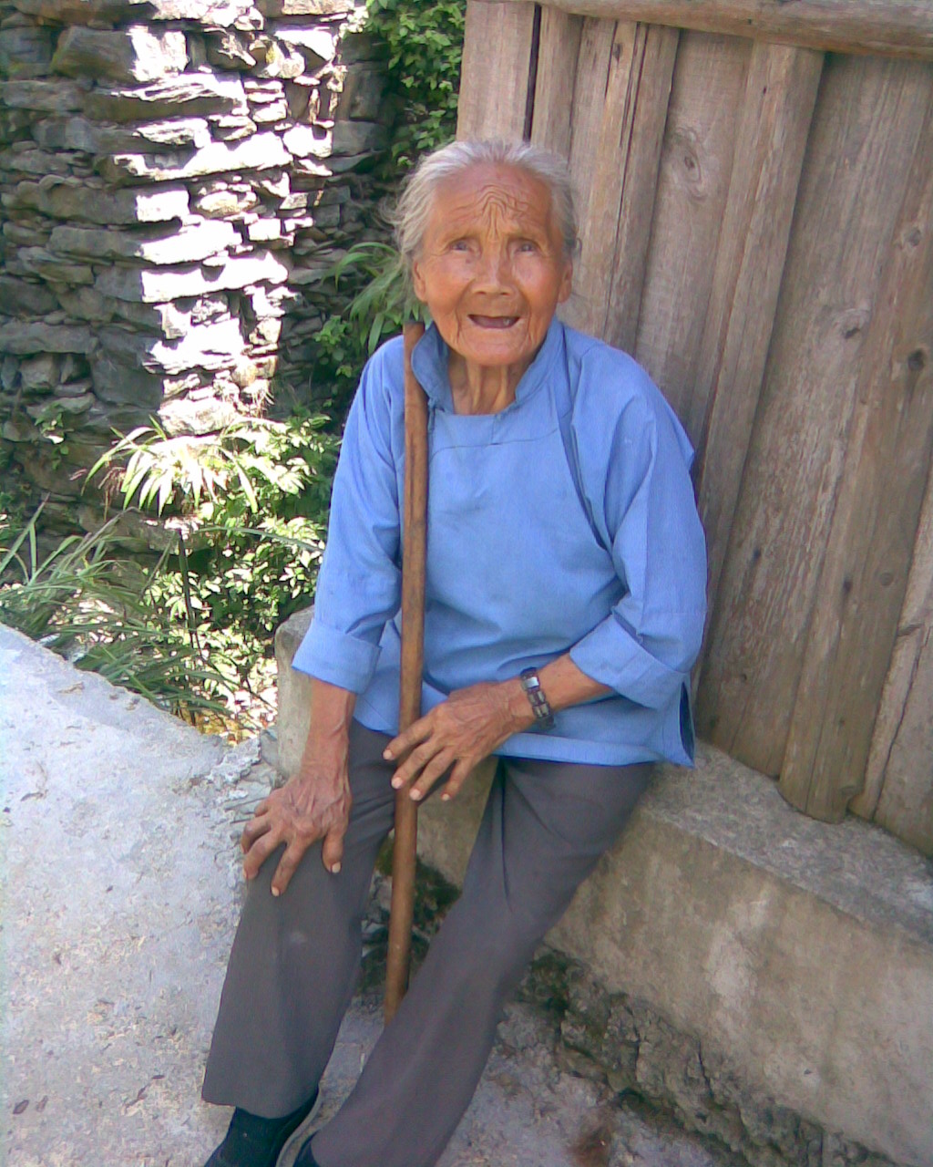 90多岁的老太乐哈哈