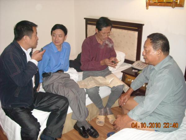 双杰会友亲密无间,礼让诚信