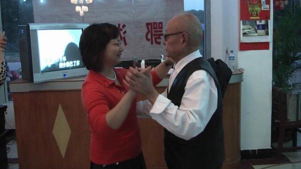 联欢会上,宏芳伴老前辈汪开榜翩然起舞