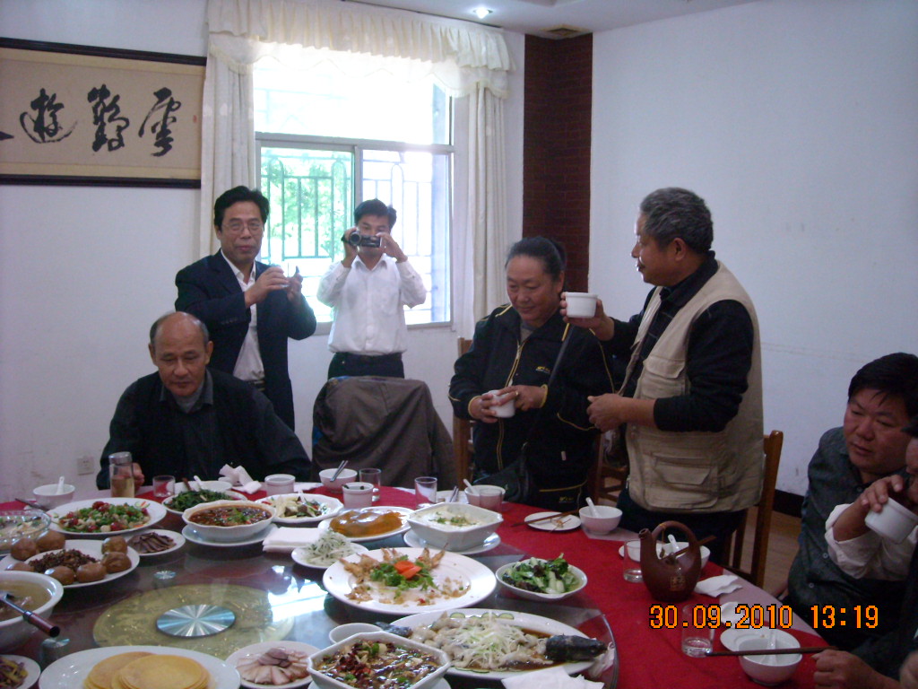 丛芳会长与淮南汪传海夫妇干杯