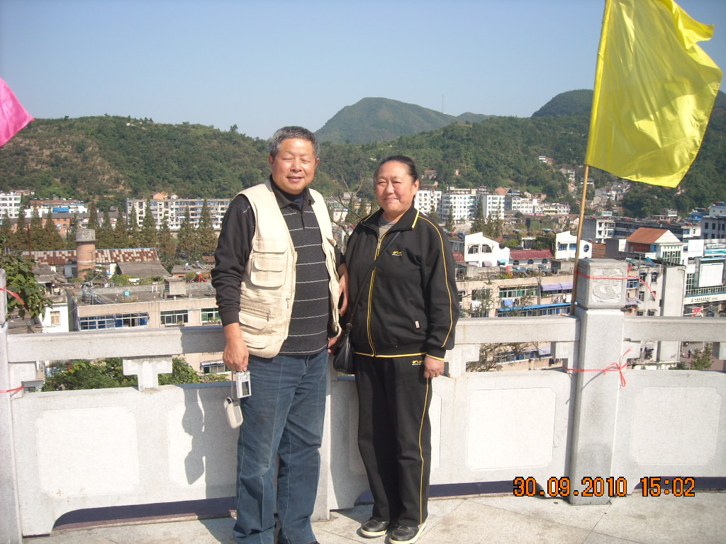 淮南汪传海夫妇俩人骑着摩托车来金寨参加庆典真是[单骑情侣]赴会好感动啊！