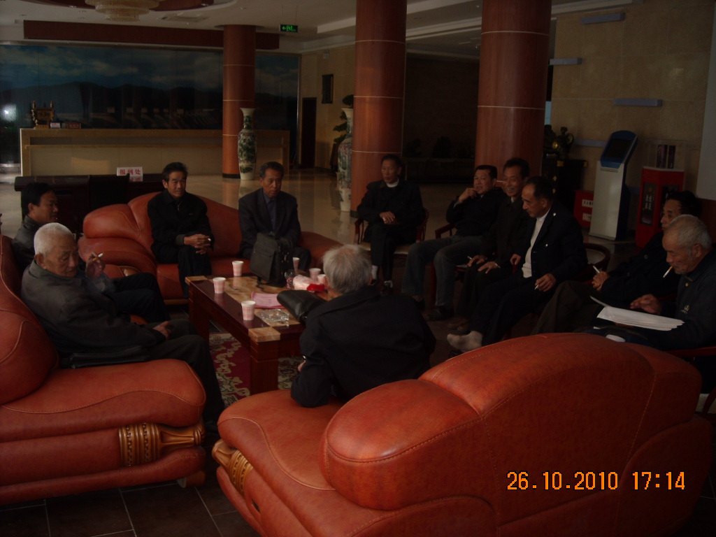 会前宣传发动筹备组成员讨论着