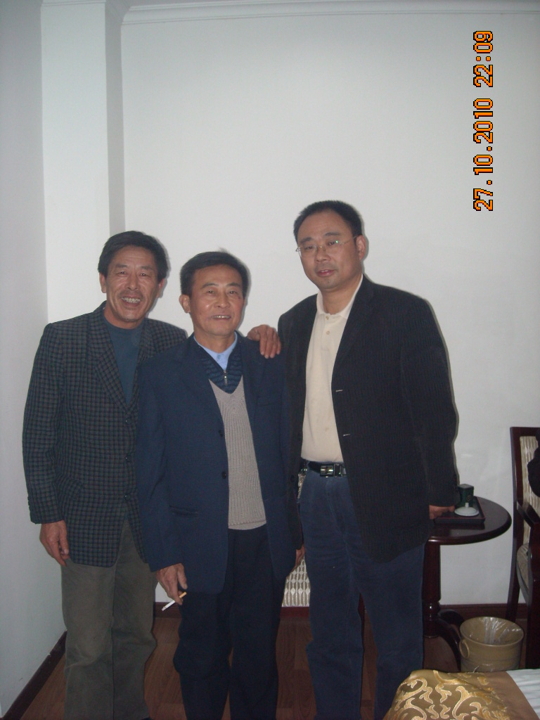 天堂寨八俊公后裔汪嘉寿上午没赶上会议，下午赶到梅山宾送来了为修葺汪王捐资三千多元！金寨越国堂捐资修茸