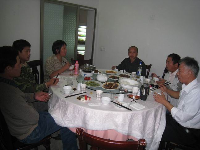 宏村宗亲盛情款待湖北的本家,席间那位和蔼可亲的女同志是宏村的女村長