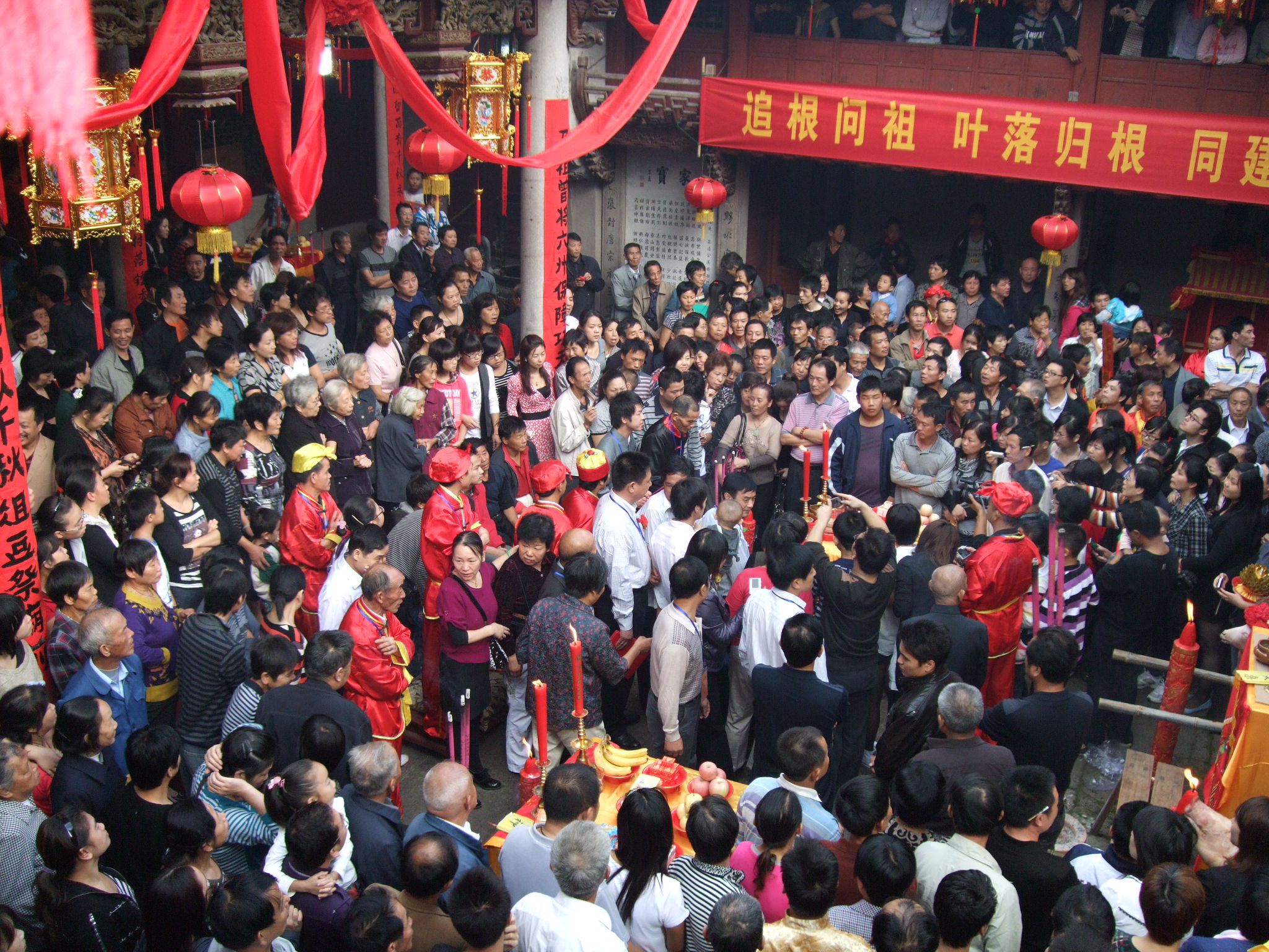 族长上香祭天地祖宗