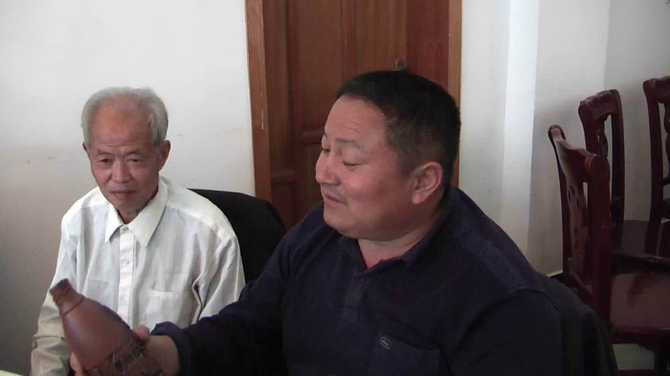 吃晚饭了,大家都围在一起