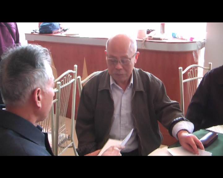 名譽会长汪振掦与亮翁交谈