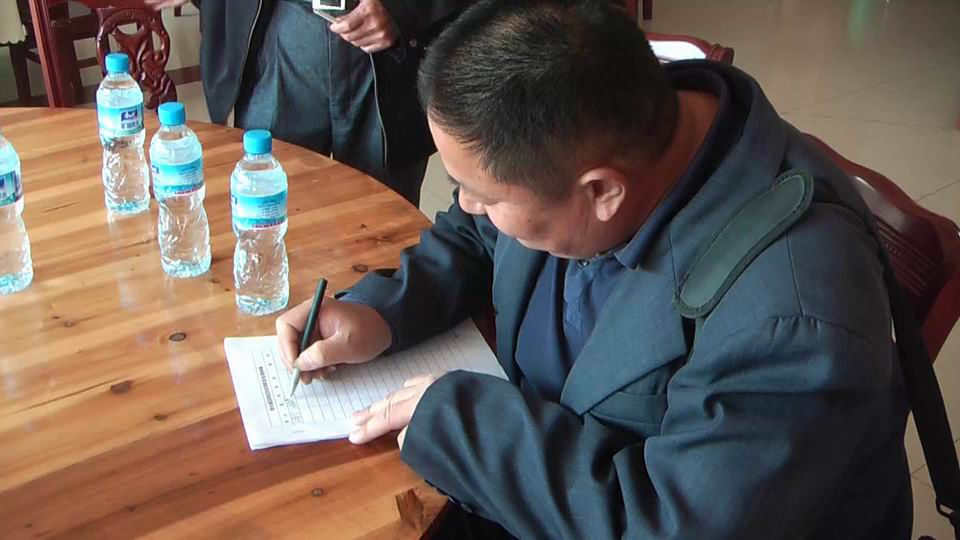 在签到簿上留下自己的名字