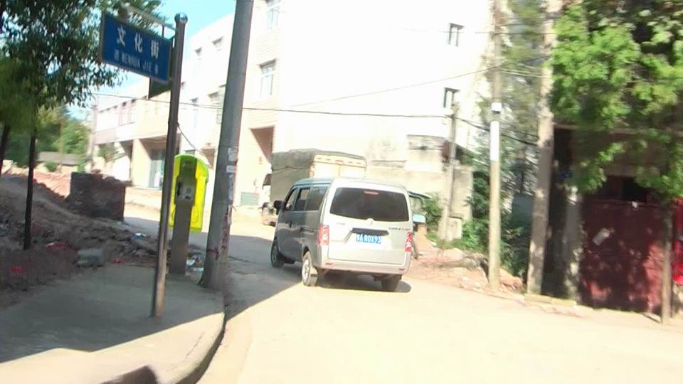 在亮公带领下,两地宗亲直奔大集联谊会会场