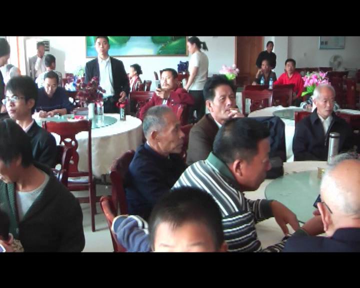 圆桌上摆的是鲜花和甜点