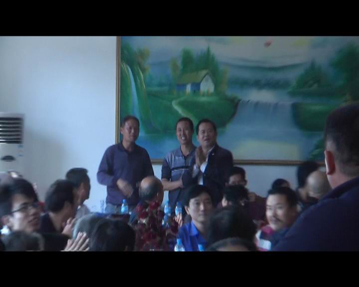 大会热烈鼓掌欢迎大悟贵宾