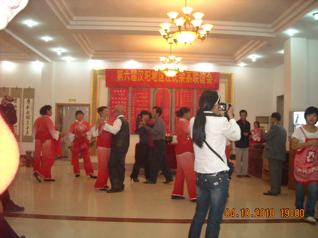 八十六岁汪开榜老与演员共舞一曲