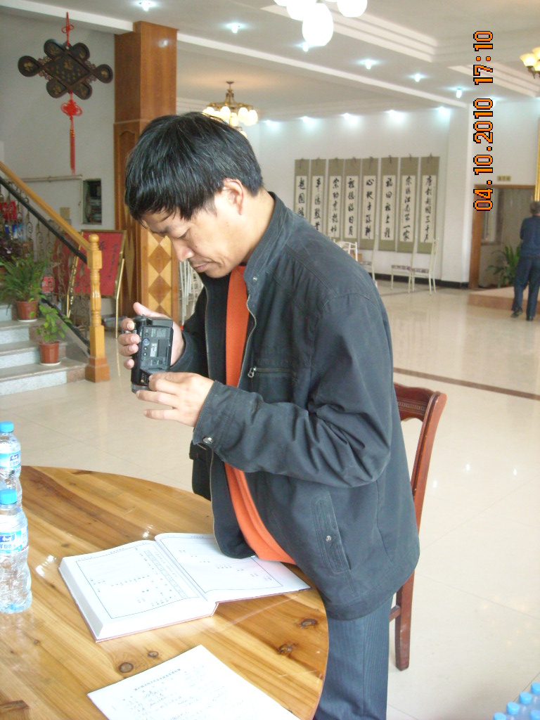 汪新才[风雨兼程]正在拍金寨越国堂同宗谱