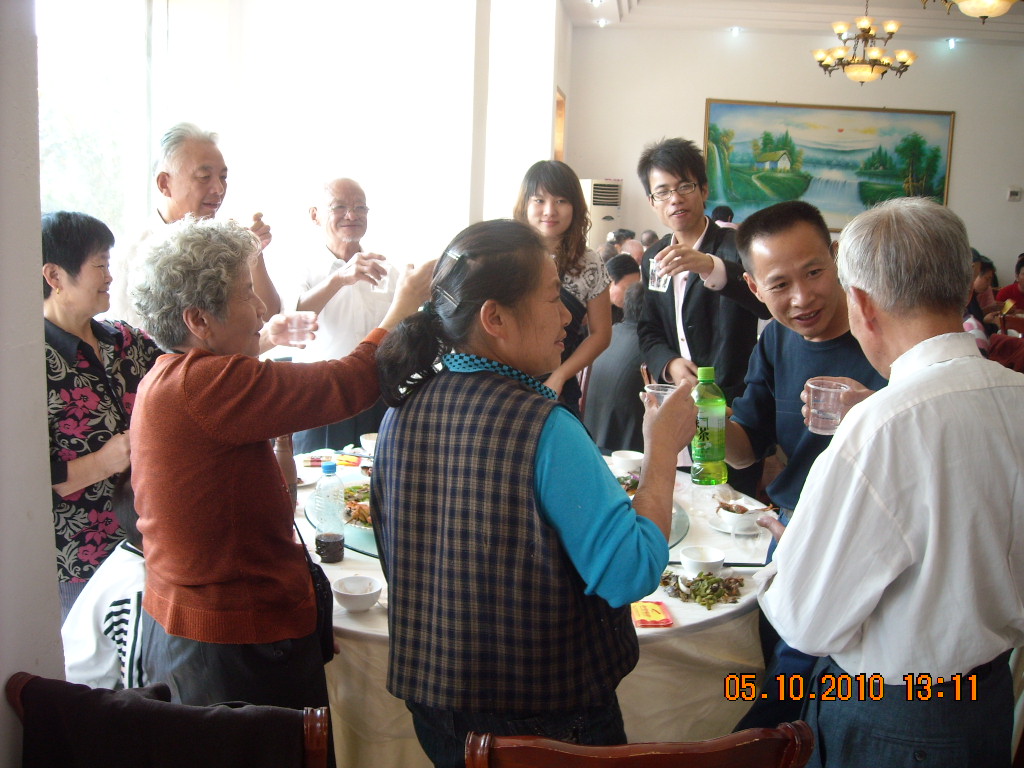 汪姑娘媳夫们同饮喜庆酒