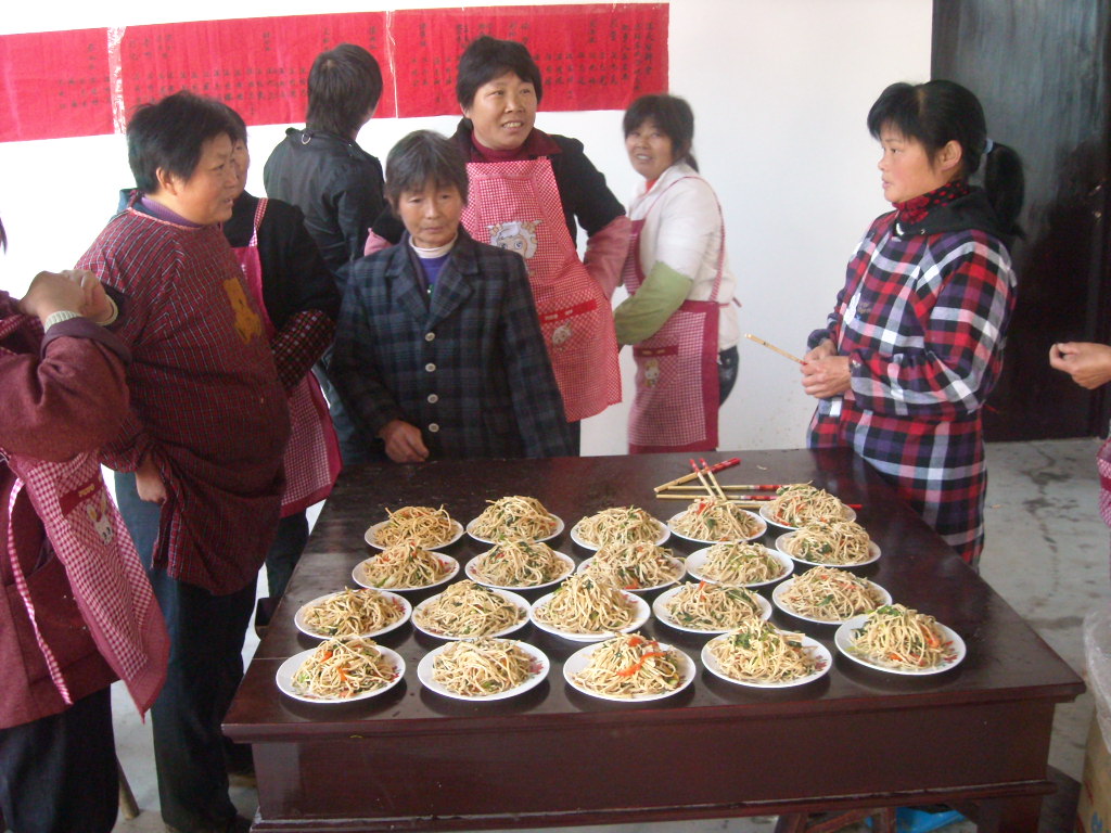 汪家媳妇们准备小菜