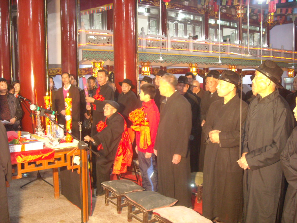 各支长房族人头戴礼帽