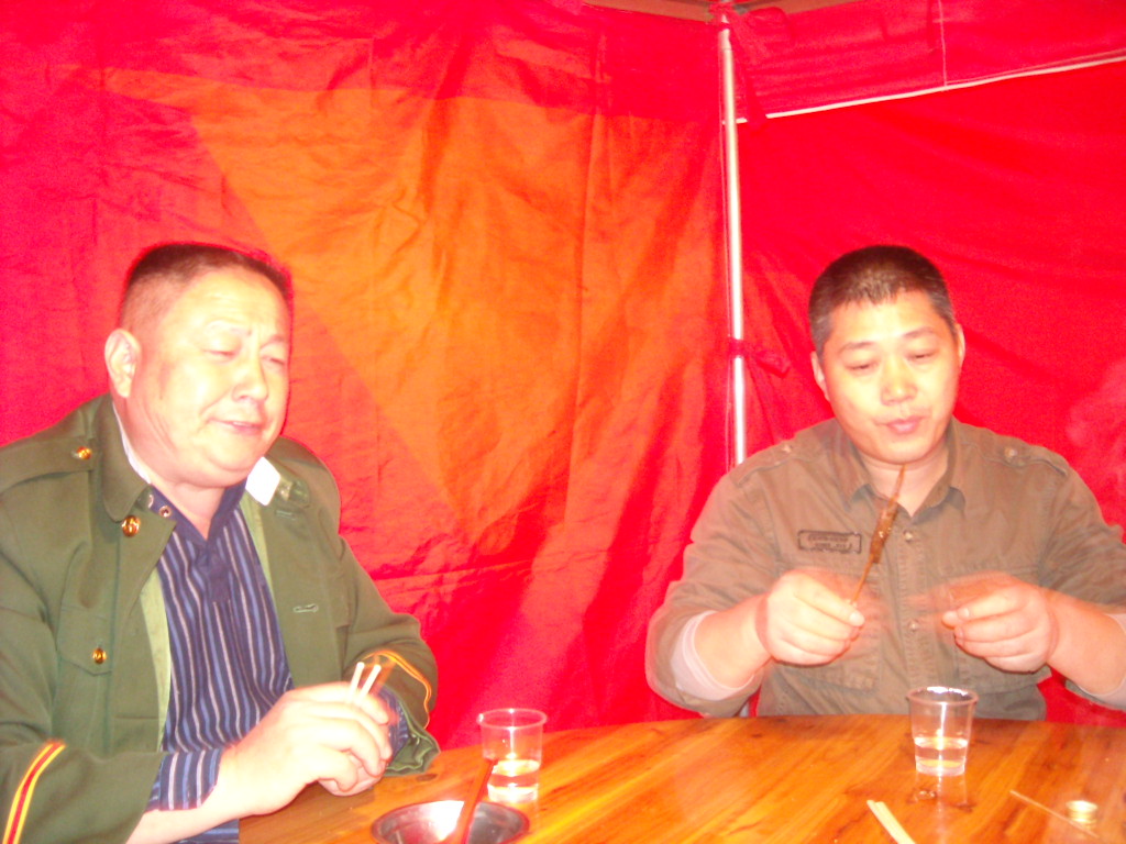 夜2点钟我与小宝本家吃夜宵共饮美酒