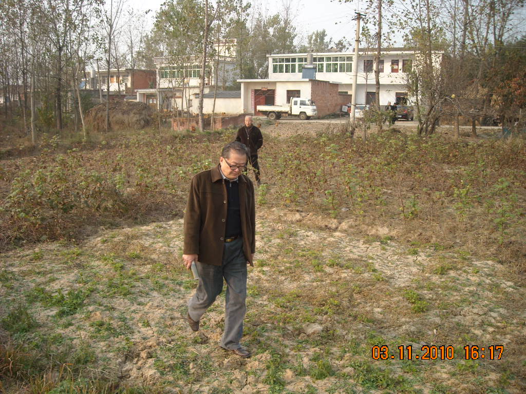 商城汪流凯带我们查看了清朝道光年间唯一证明他们支系古石碑