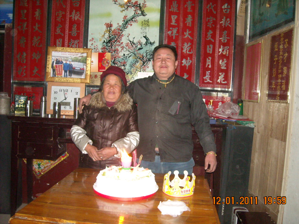 我和母亲大人戈堆秀[17岁生我十分艰苦]