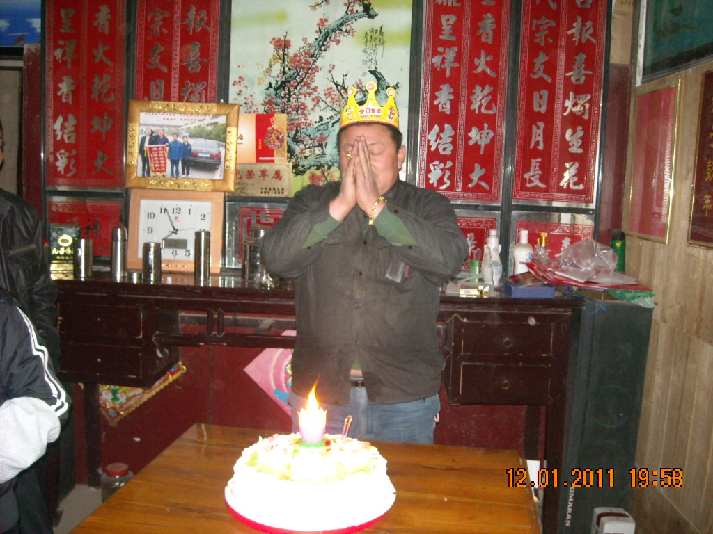 看我好年轻样子真想再小十岁，我祝愿汪氏家族兴旺发达！