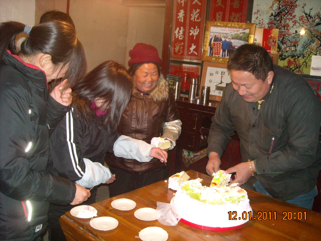 我来切一块给母亲