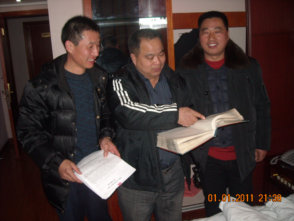 海堂．承忠会长．明才三位年轻人看家谱