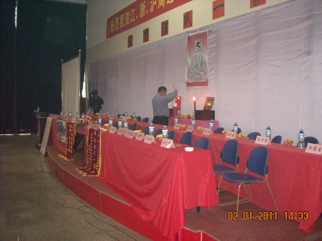 汪承忠点上香烛