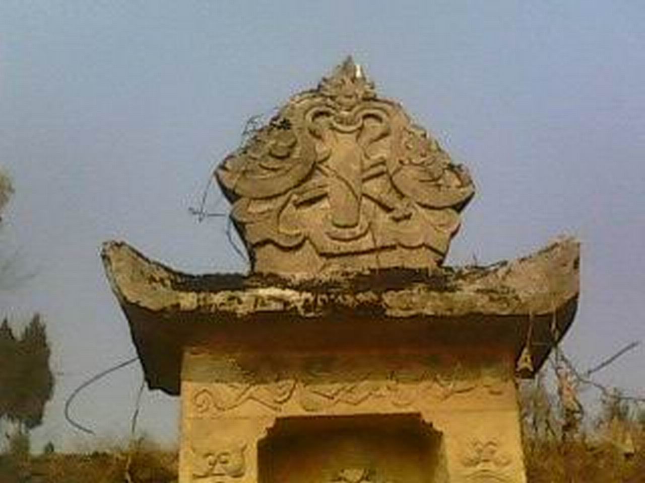 碑的上部，是否是汪氏图腾