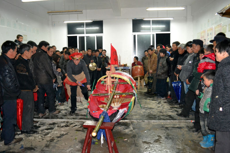 一起出巡的船 船里头装着各家中一切不好的东西