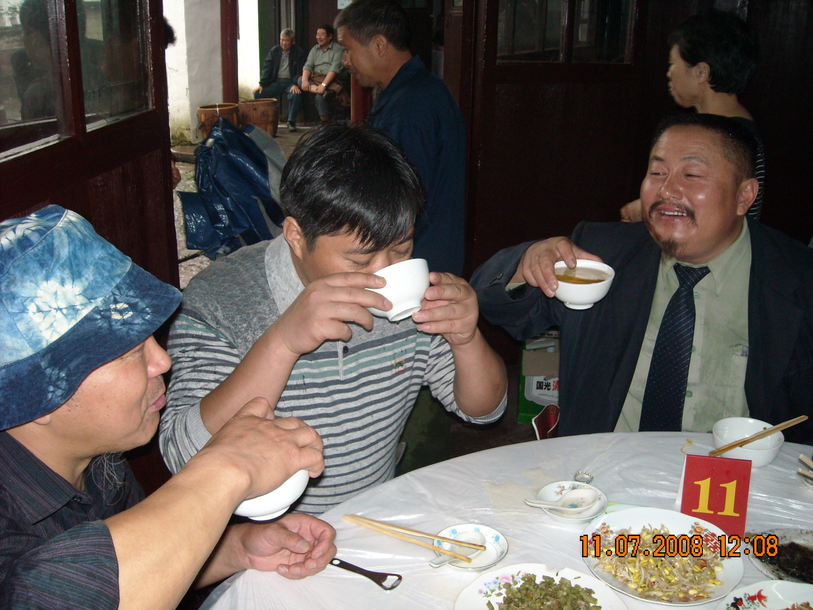 在大陈与小宝、衍君【戴帽子】共饮大陈喜酒