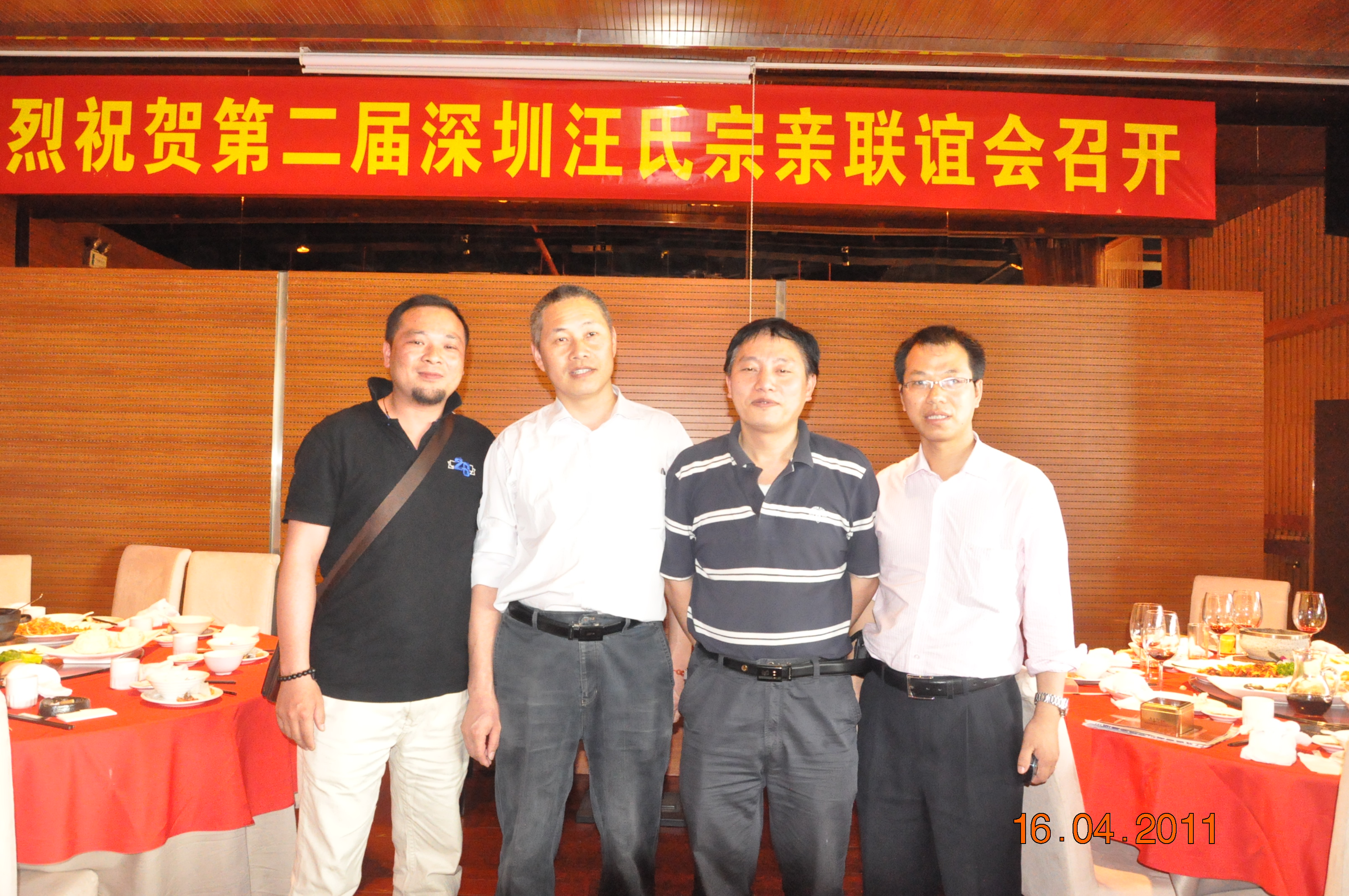 与本家汪新（右起）&nbsp;&nbsp;大风&nbsp;&nbsp;&nbsp;&nbsp;法文合影