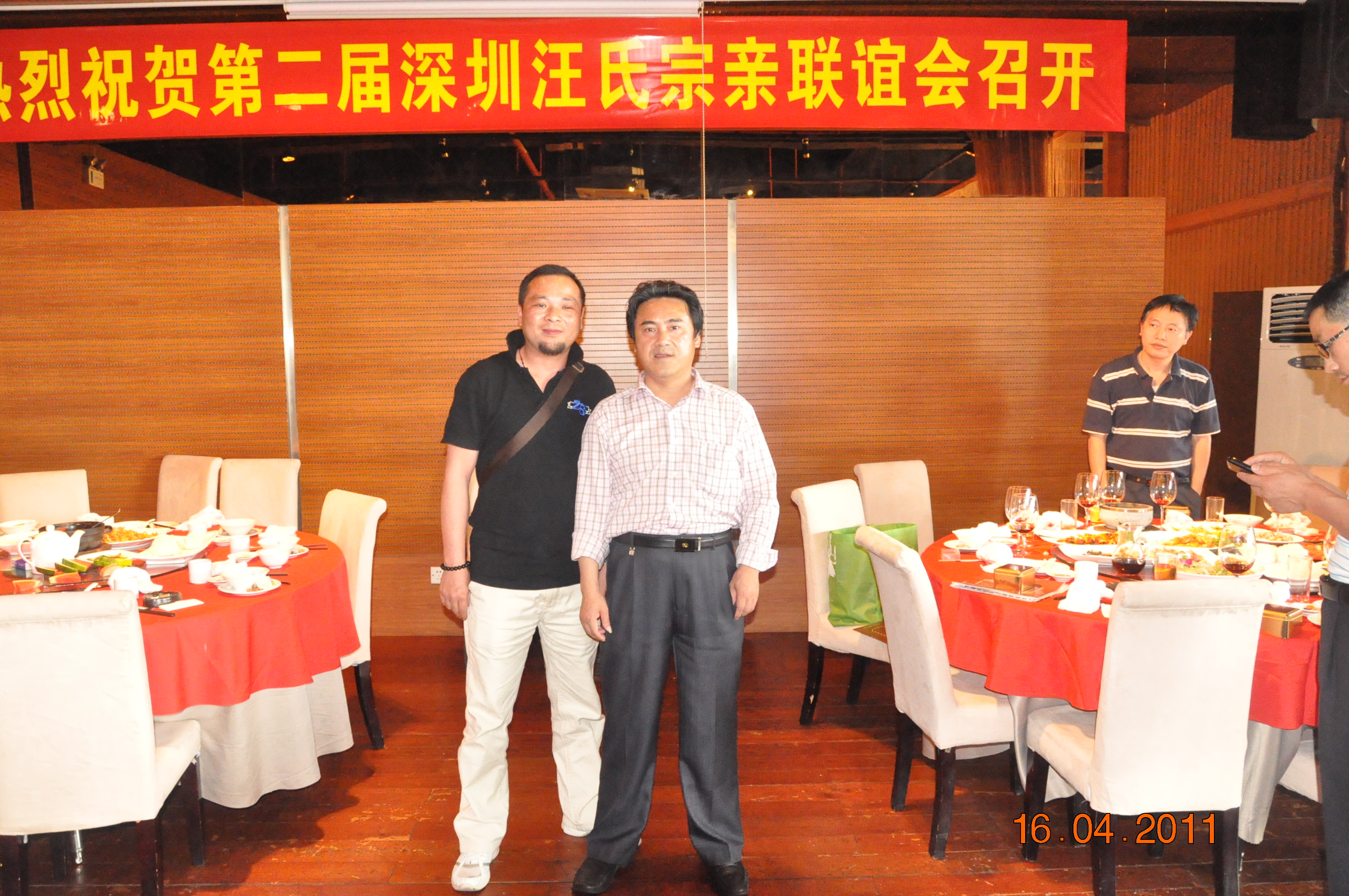 与本次联谊会总召集人仕林先生合影