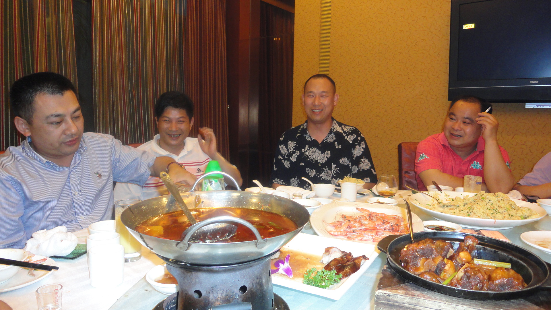 汪德运董事长亲自给我们倒酒