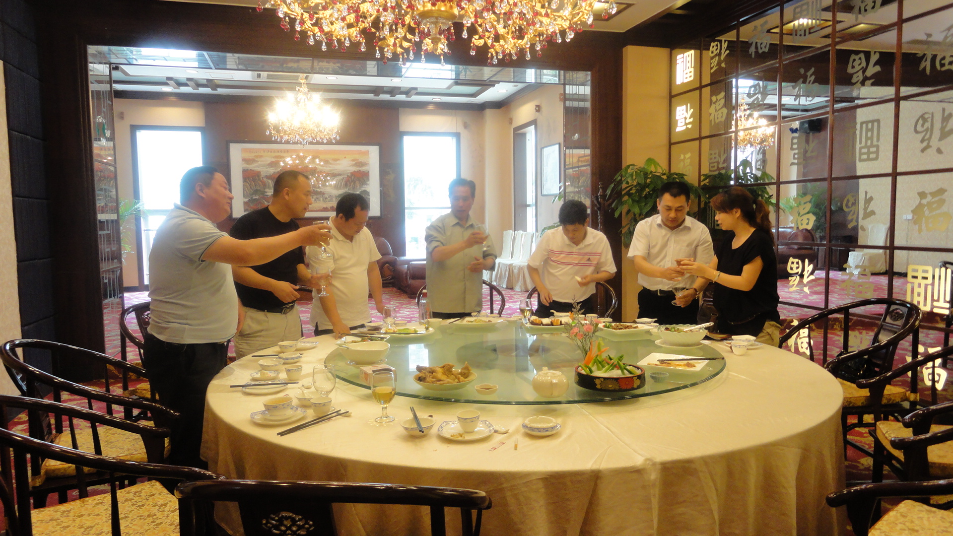 给德运夫妇敬酒