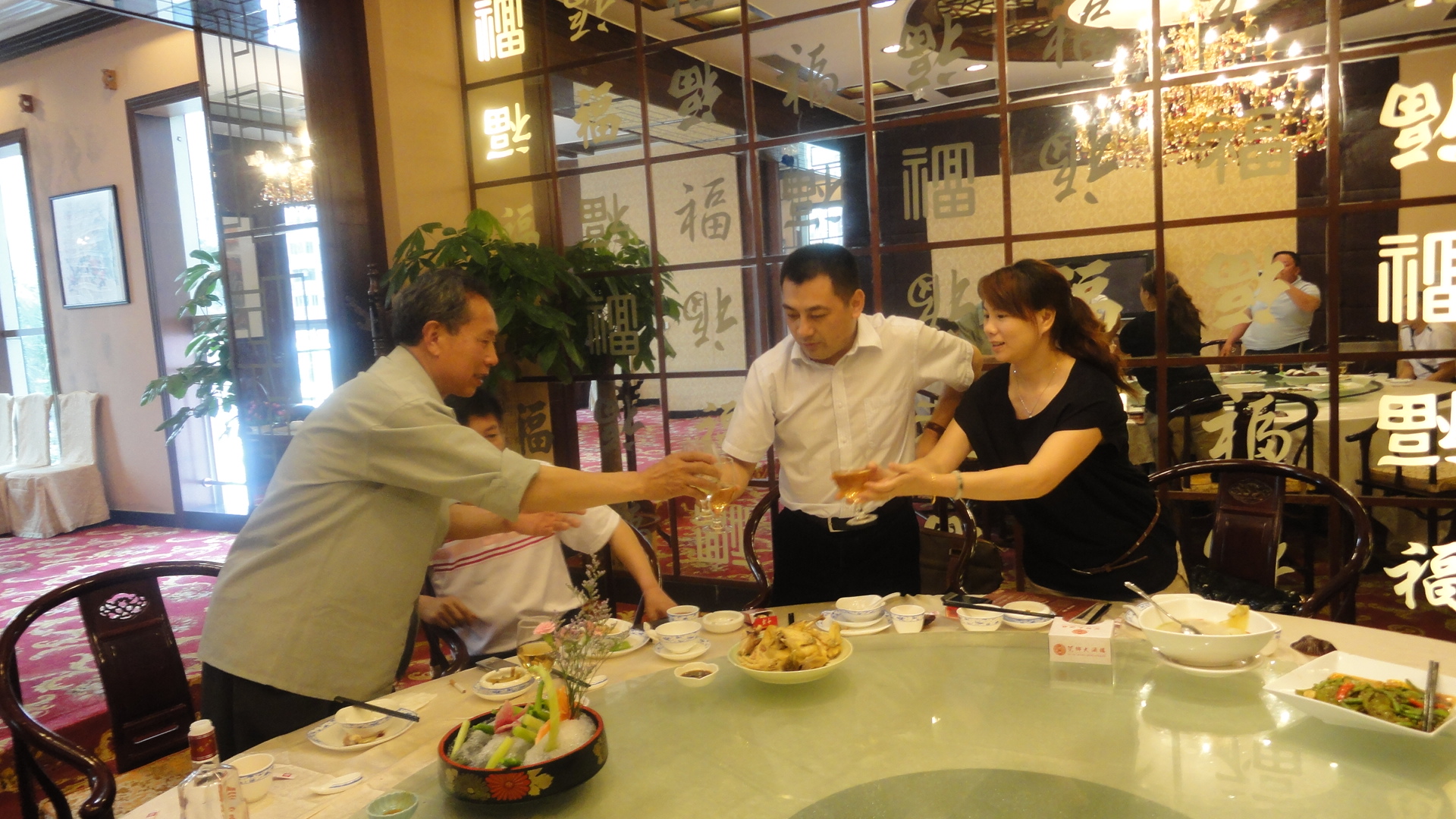 德运夫妇敬金寨越国堂会长：汪光福酒！