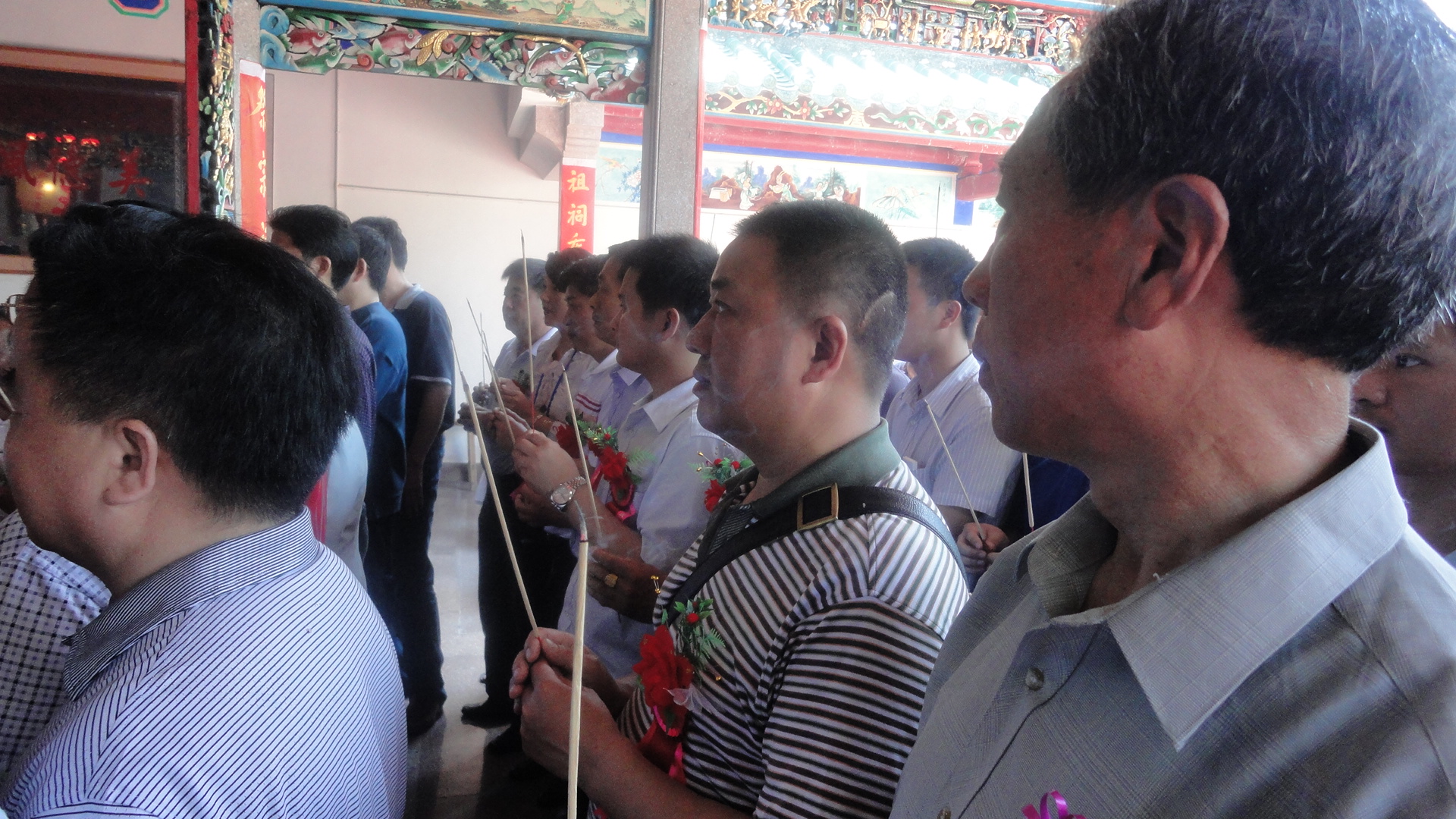 来宾们集体上香