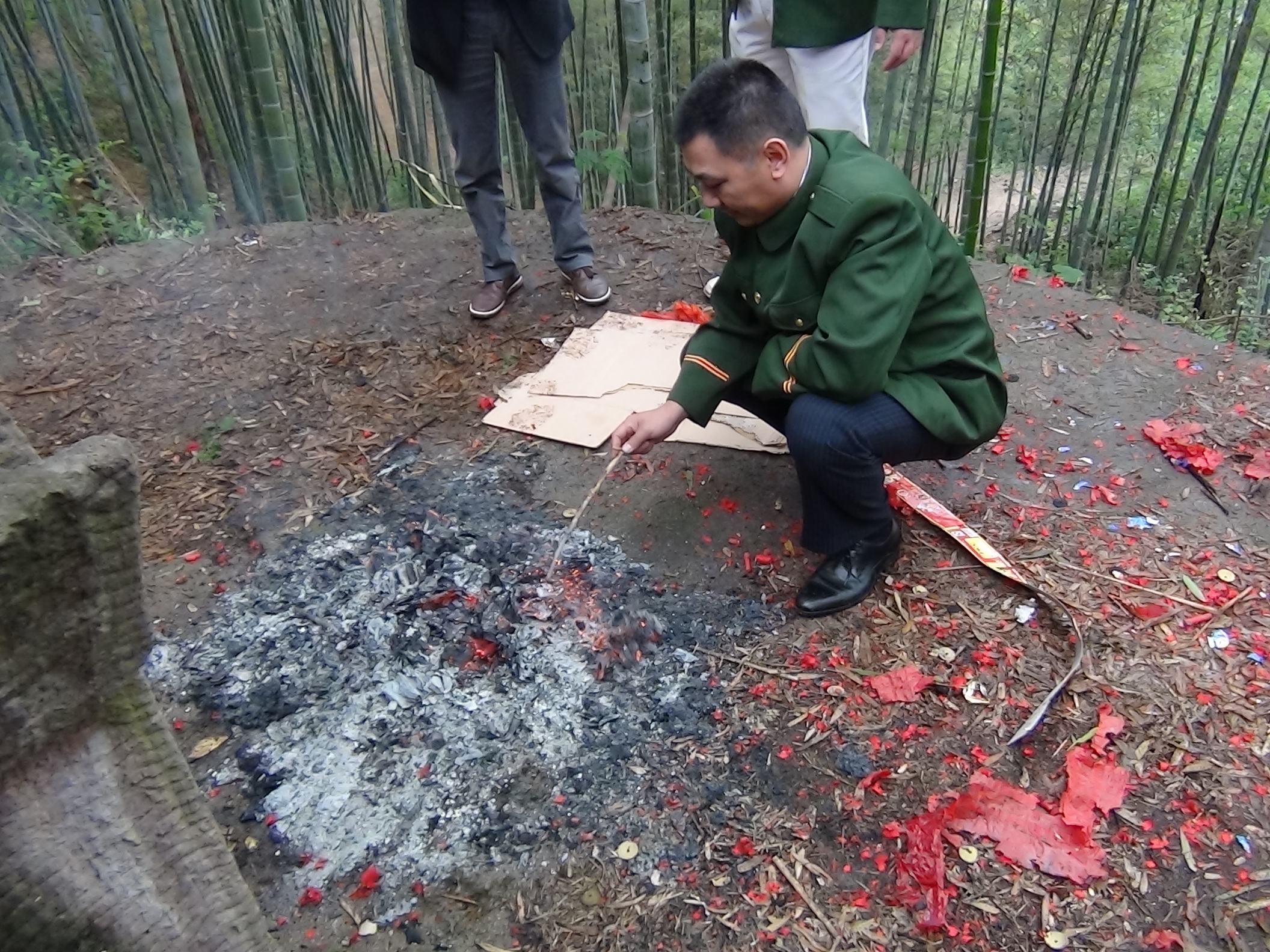 德运在爸爸坟前再烧一些纸钱！