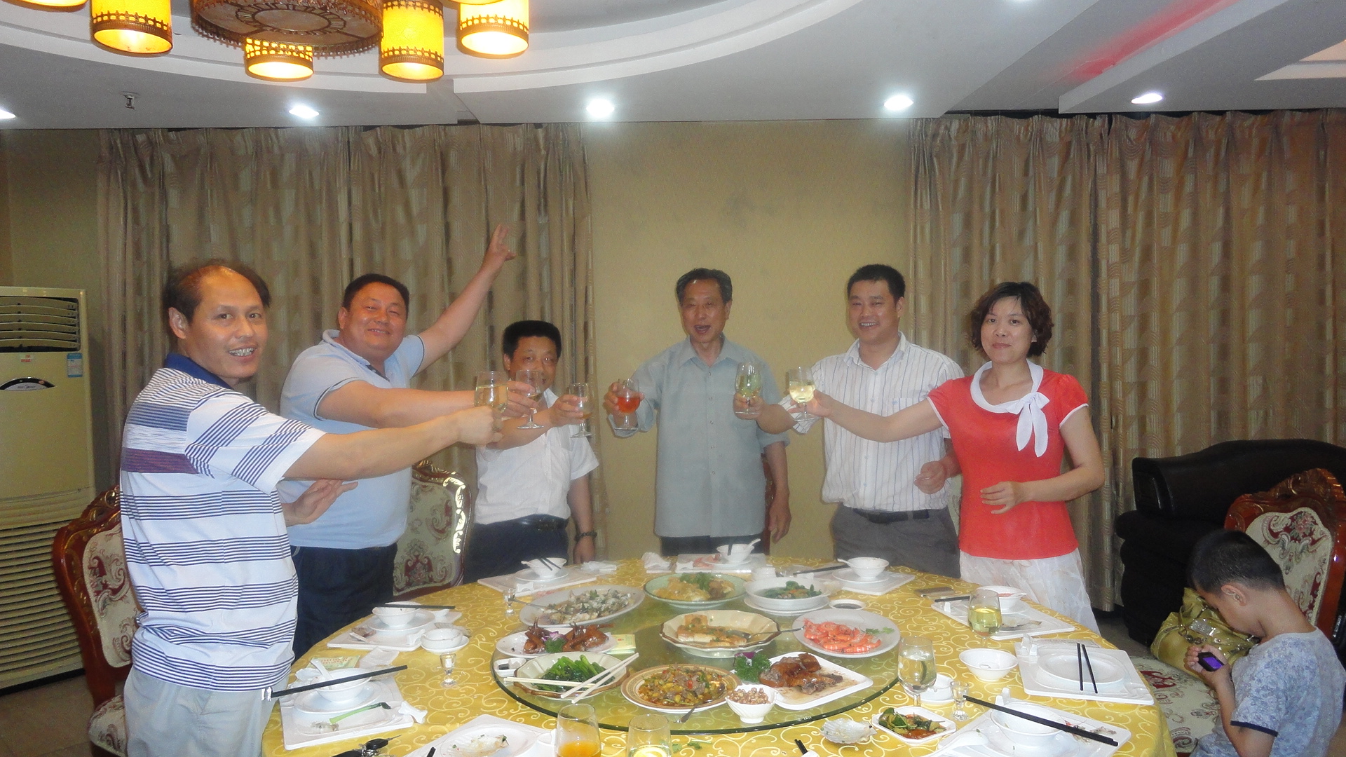 在深圳本家汪承国热情接待我们