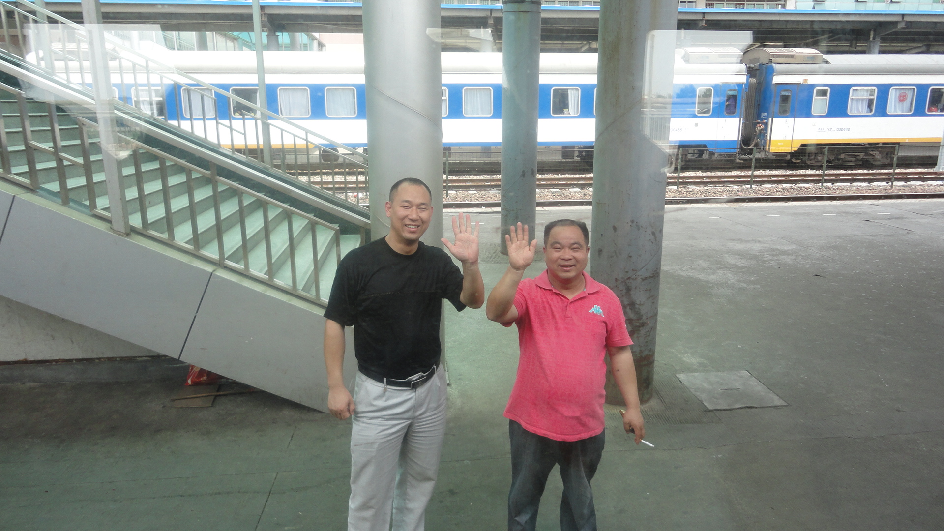 汪承忠与汪承刚送我们上车