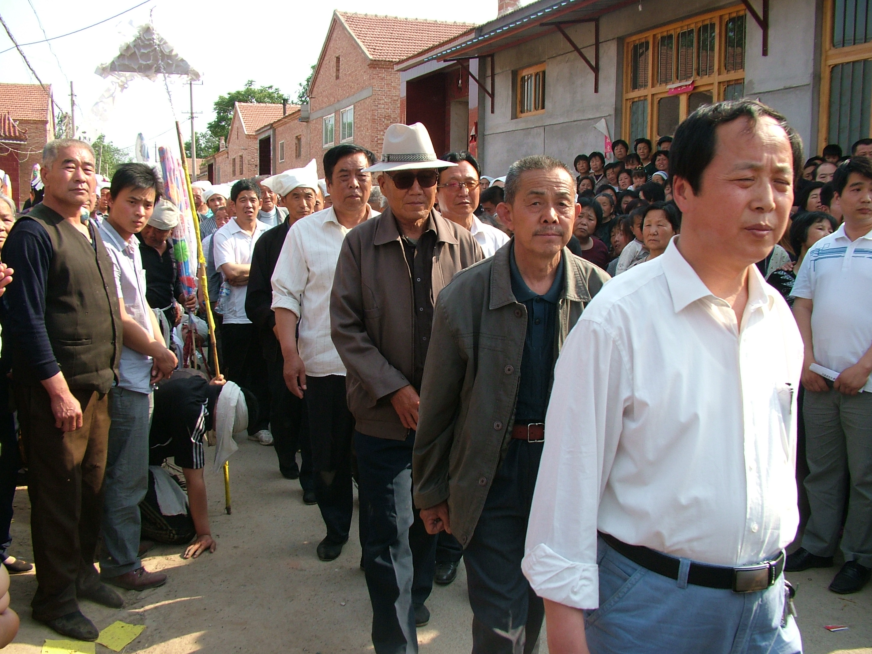 告别开始，汪庆文经理走在前头。