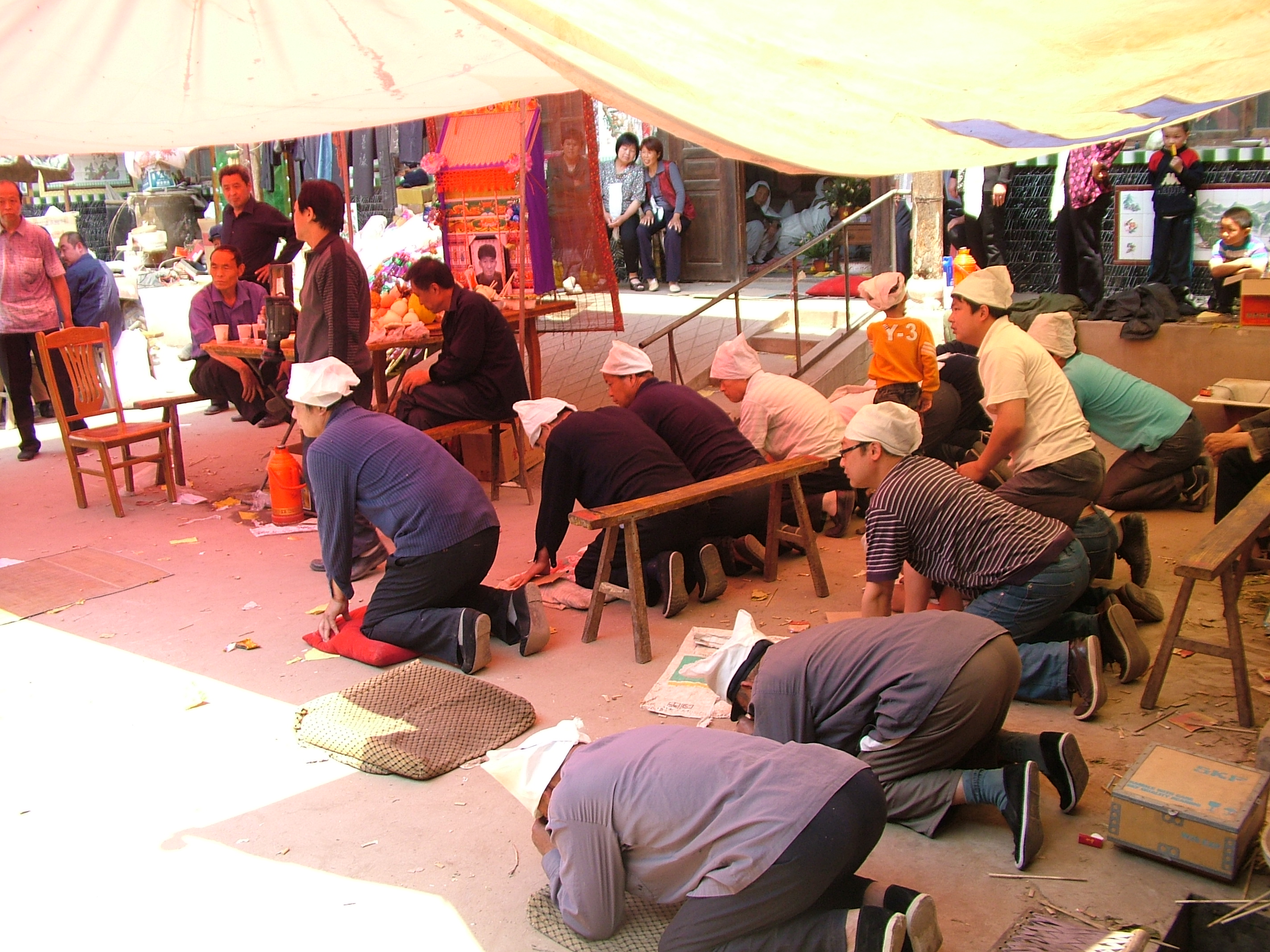 赔灵的子孙，男性一般在灵堂外面，人数多的分两列，大多聚集在右侧。孝子孝孙依照辈分、年龄由北向南。