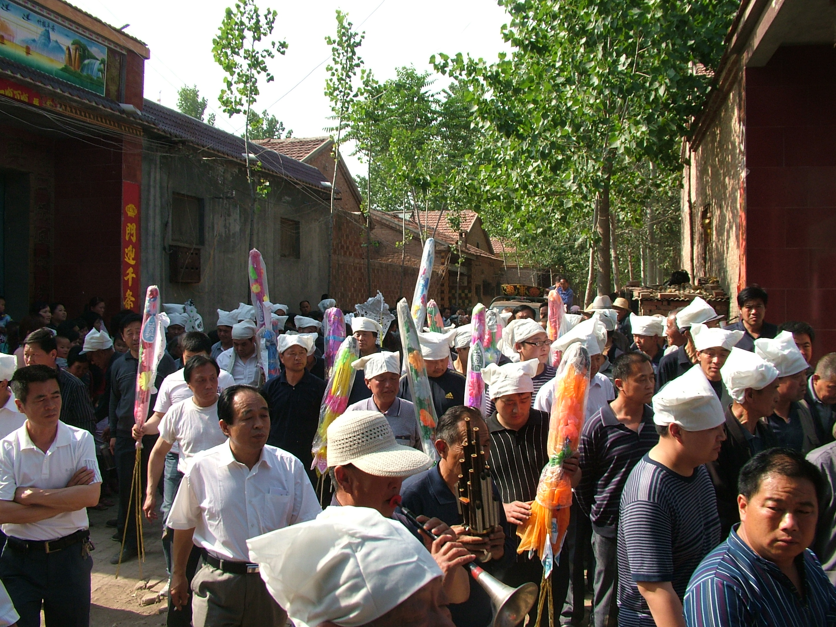 院子内的人们也都出来了。