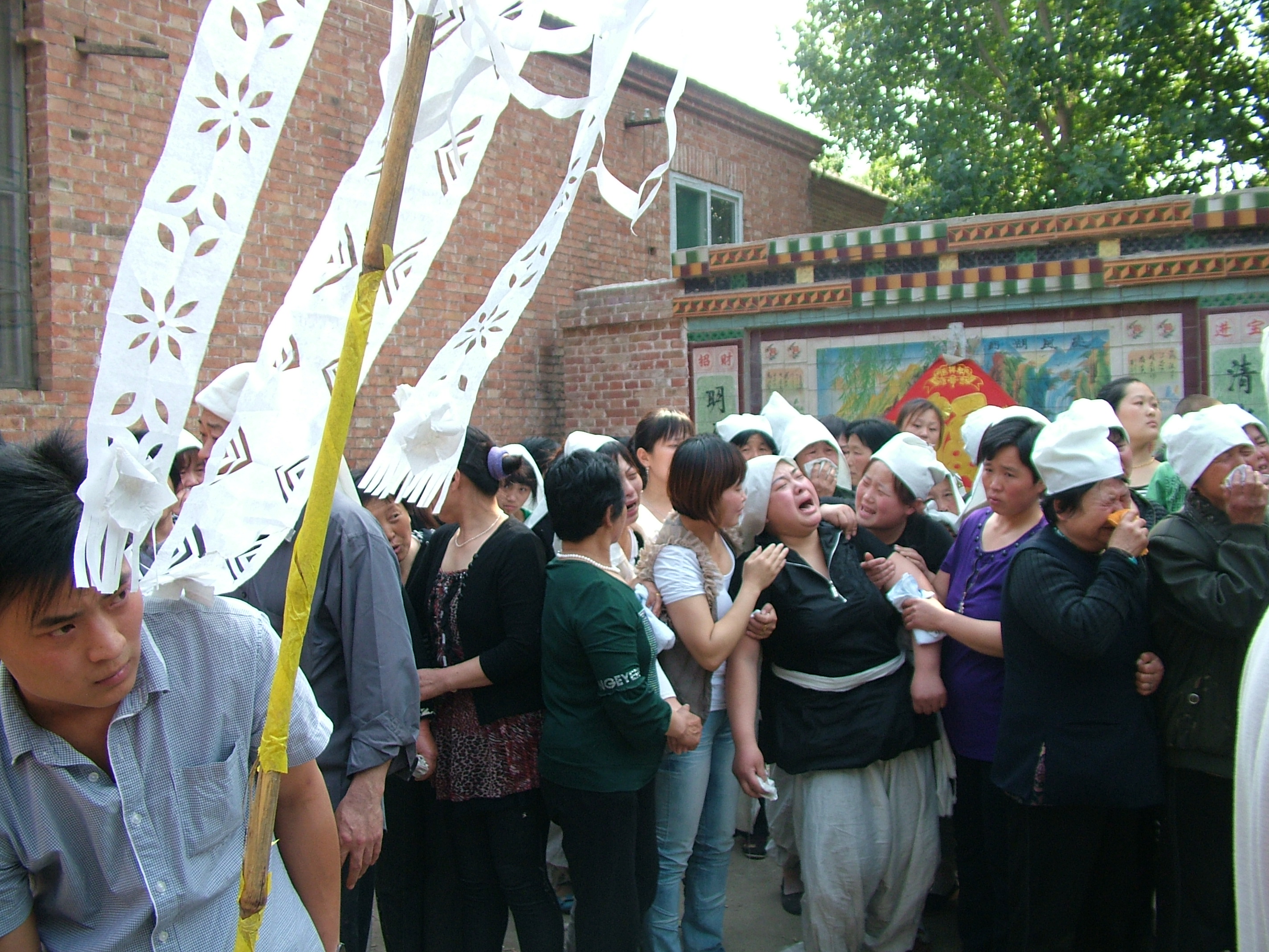 穿白裤子的就是老八爷的孙子媳妇，九十世奶奶。是她，多年来一直真诚的照顾着老八爷，没有丝毫怨言。小爷爷