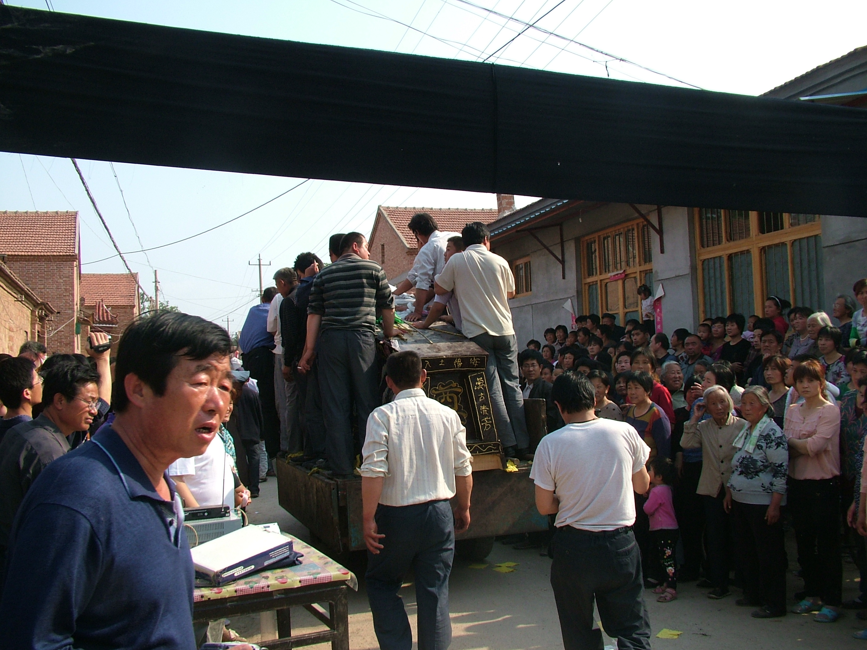 副会长汪廉举为女眷们的哭声所感动。