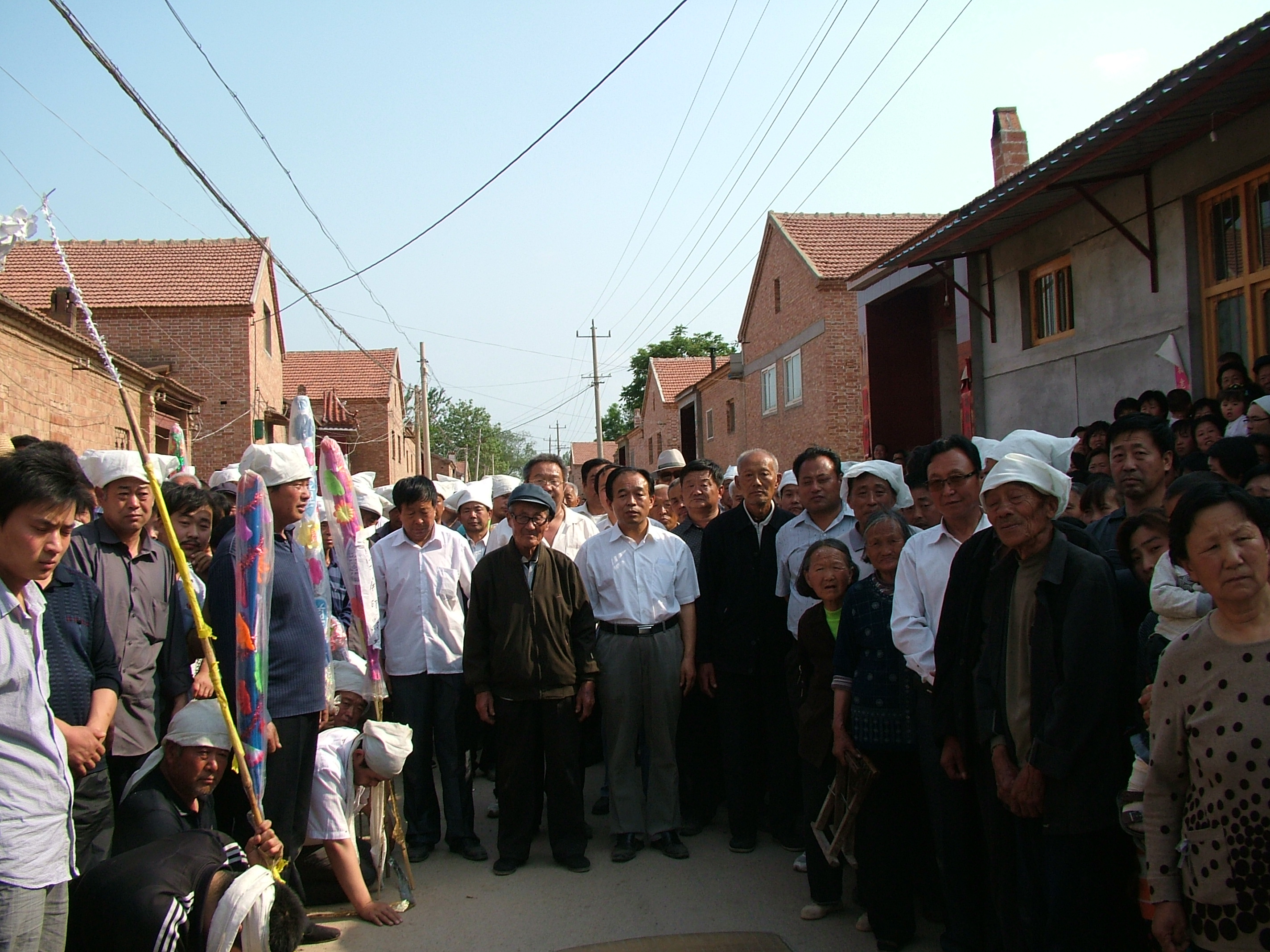 现任宗亲会会长汪汝业、前任宗亲会会长汪恒志、研究会会长汪达成站在老八爷灵柩前，等待告别开始。