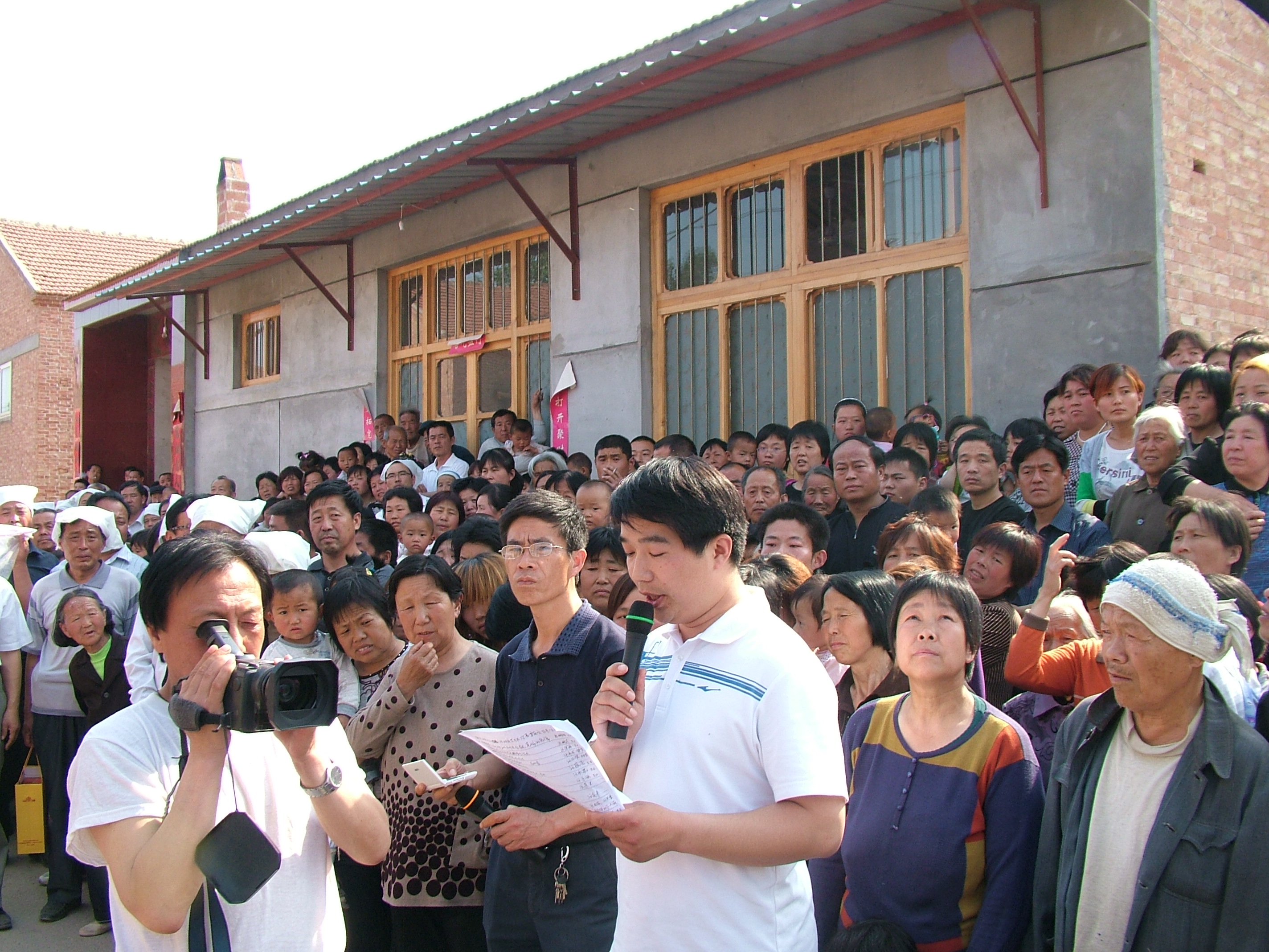 送别的人实在是太多了，能够站人的地方都是人。