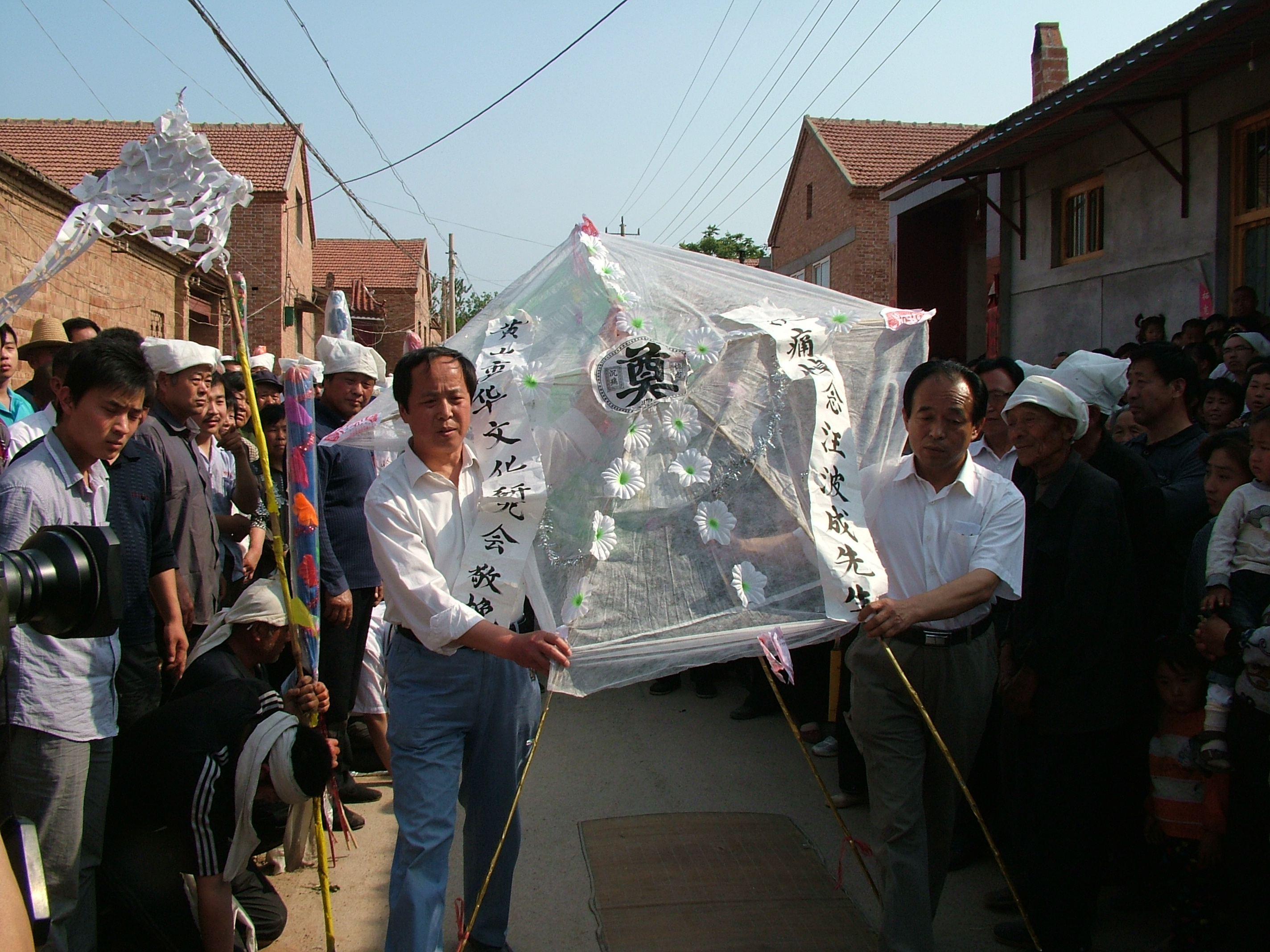 达成会长、庆文副会长代表黄山汪华文化研究会敬献花圈