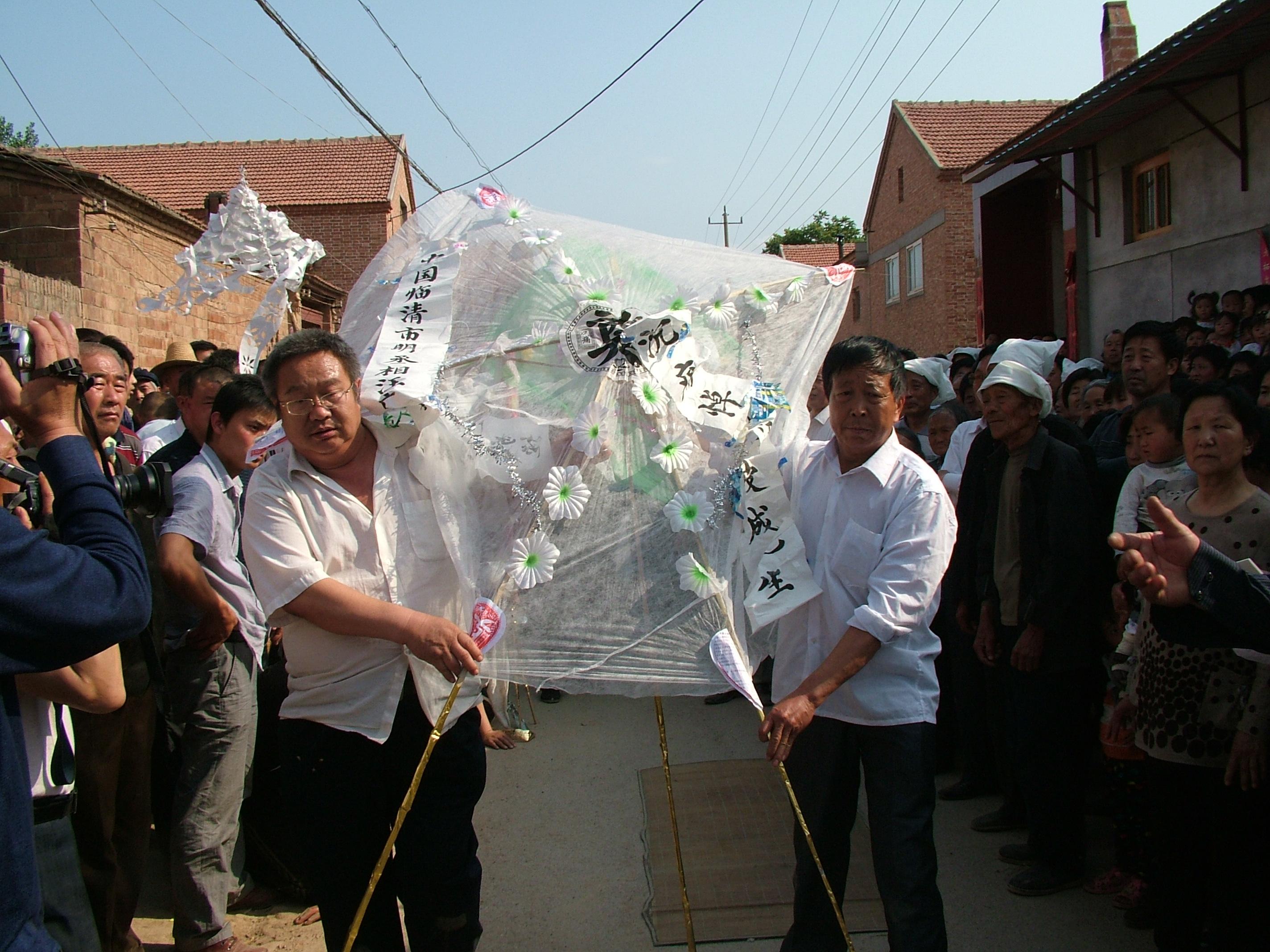 宗亲会会长汝业、研究会副会长及群代表研究会敬献花圈。还有，忠勤堂八十九世汪恒志、九十一世汪春銮代表忠